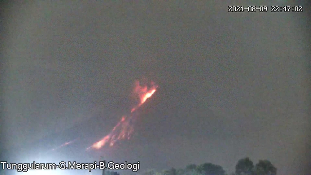 Awan panas guguran gunung Merapi terlihat pada Senin (9/8).  Foto: Twitter/@BPPTKG