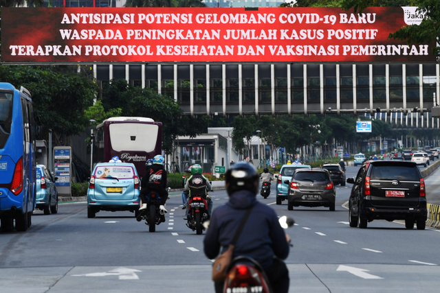 Layar elektronik menampilkan himbauan protokol kesehatan di Jalan Jenderal Sudirman, Jakarta, Senin (9/8). Foto: Akbar Nugroho Gumay/ANTARA FOTO