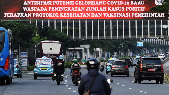 Layar elektronik menampilkan imbauan protokol kesehatan di Jalan Jenderal Sudirman, Jakarta, Senin (9/8/2021). Foto: Akbar Nugroho Gumay/ANTARA FOTO