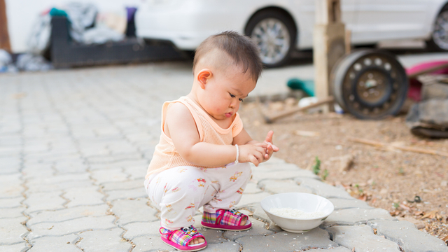 Ilustrasi anak balita jongkok. Foto: Shutter Stock