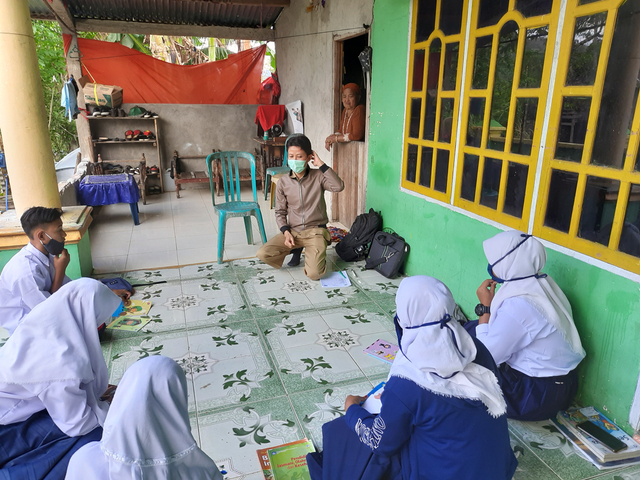 Dari Sabang Sampai Merauke, Ini Perjuangan Para Guru Mengajar Di Tengah ...