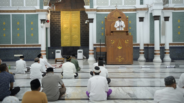 Gubernur Aceh, Nova Iriansyah, memberikan sambutan pada malam peringatan pergantian tahun baru islam 1 Muharram 1443 Hijriah di Masjid Raya Baiturrahman Banda Aceh, Senin, (9/8) malam. Foto: Dok. Istimewa