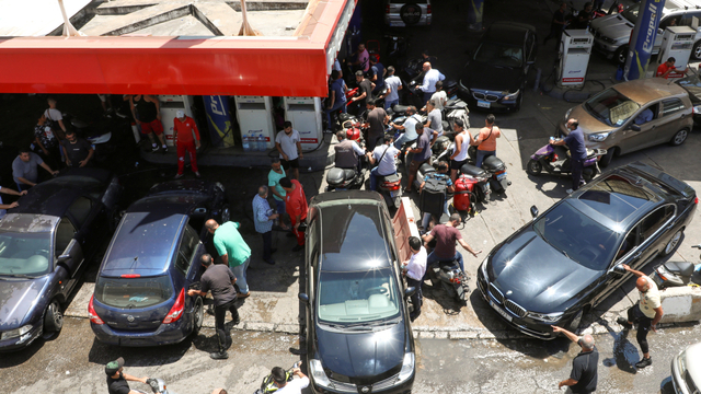 Pengendara sepeda motor dan mobil menunggu untuk mendapatkan bahan bakar di sebuah pompa bensin di Beirut, Lebanon (29/6). Foto: Mohamed Azakir/REUTERS