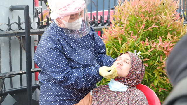 Wali Kota Berikan Bantuan untuk Korban Angin Puting Beliung di Bandar Lampung (1)