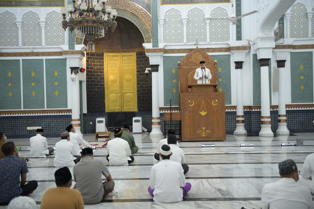 Gubernur Aceh, Nova Iriansyah memberi sambutan dalam peringatan Tahun Baru Islam 1443 Hijriah di Masjid Raya Baiturrahman, Banda Aceh.  