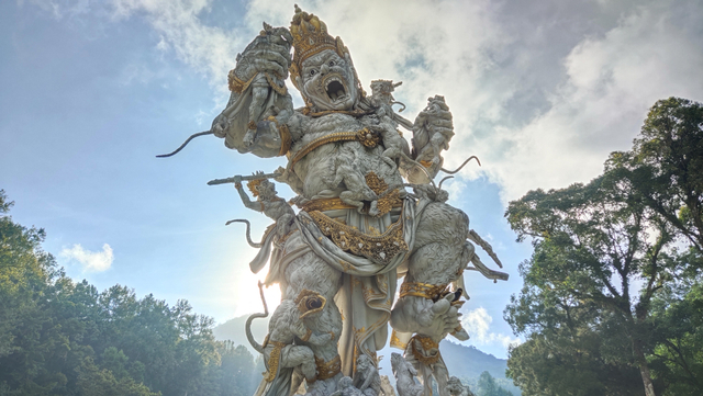 Patung Kumbakarna Laga di Kebun Raya Bali. (Foto: I Gede Wawan Setiadi)