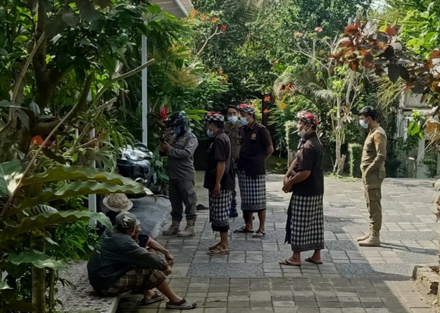 Petugas satpol PP bersama petugas adat saat menjemput warga Tanzania yang diduga mengalami depresi di Ubud, Bali - IST
