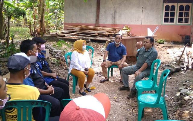 Anggota Fraksi Gerindra DPRD Jabar, Tina Wiryawati saat menyambangi komunitas sopir odong-odong Kabupaten Kuningan. (Andri)