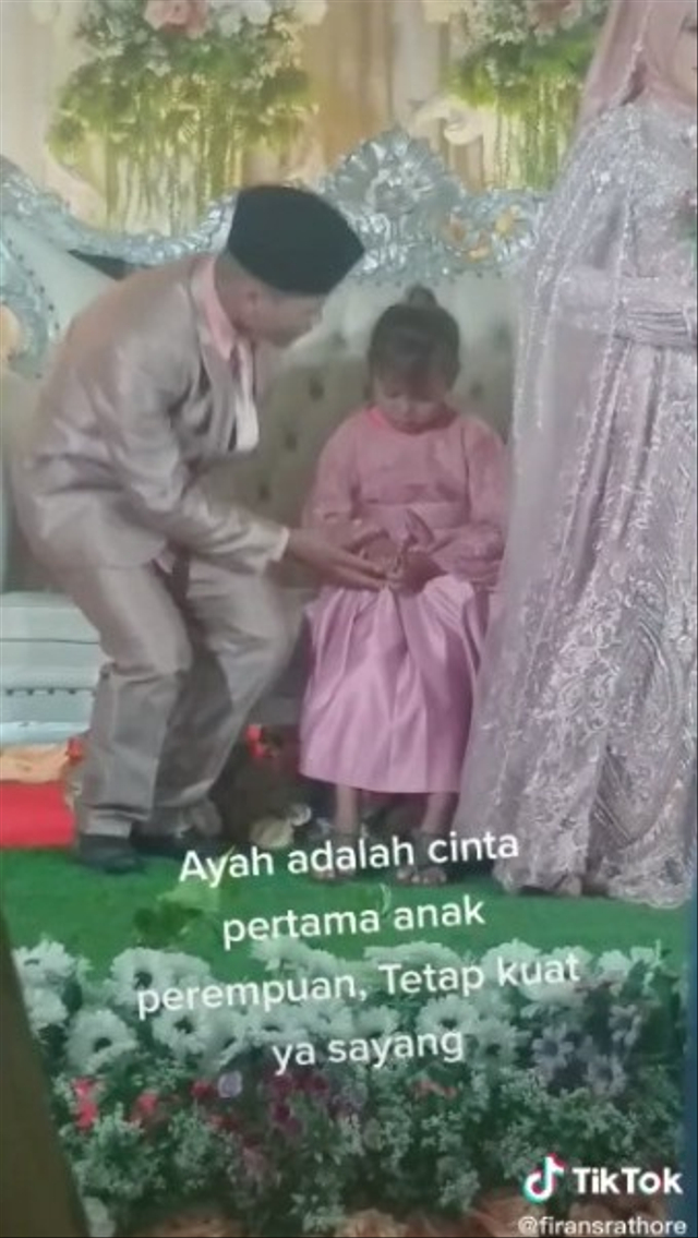 Momen mengharukan seorang anak perempuan di Bima, NTB, hadir di pernikahan ayahnya setelah lama tak bertemu. (Foto: TikTok/@firansrathore)