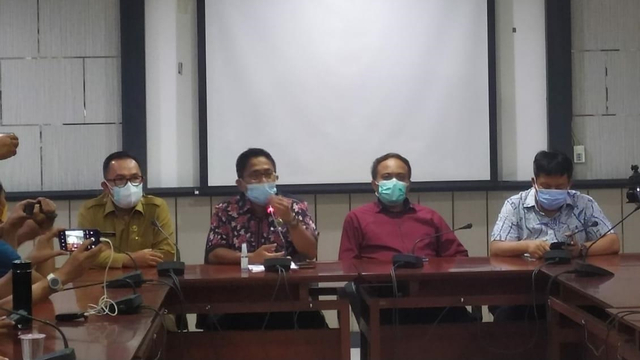 Ketua DPRD Kota Tangerang Gatot Wibowo (kedua dari kiri) dan jajaran anggota DPRD Tangerang. Foto: Dok. Istimewa