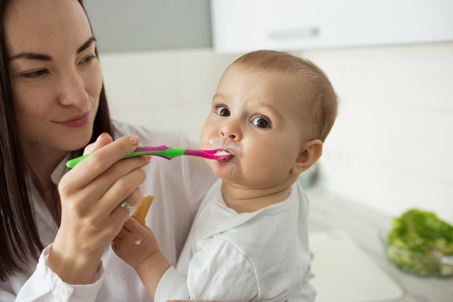 Ilustrasi jadwal makan bayi 6 bulan (Sumber: Freepik)