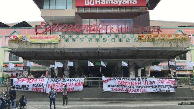 BENDERA putih dikibarkan para pedagang yang menempati Sukaramai Trade Center, Jalan Sudirman, Pekanbaru, Selasa (10/8/2021). 