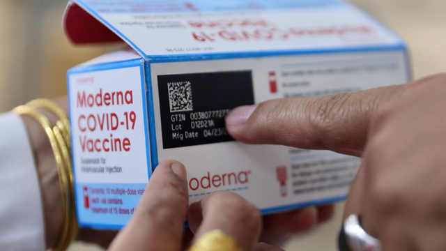 Kotak vaksin Moderna yang digunakan pada vaksinasi corona dosis ketiga sebagai booster bagi tenaga kesehatan di RSUDZA Banda Aceh, Senin (9/8/2021). Foto: Suparta/acehkini
