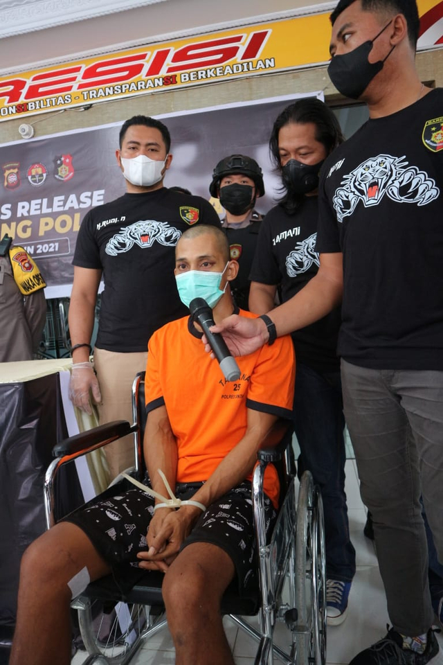 Tersangka RA, pelaku pembunuhan di Solam Raya dihadirkan dalam press release dengan kursi roda. (Yusrizal/Hi! Pontianak).