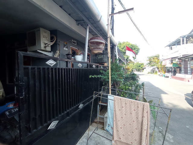 Suasana di depan rumah yang dicatut sebagai alamat CV Adhi Prima Sentosa, perusahaan pemenang tender baju dinas DPRD Kota Tangerang. FOTO: Anatasya/CIREMAITODAY