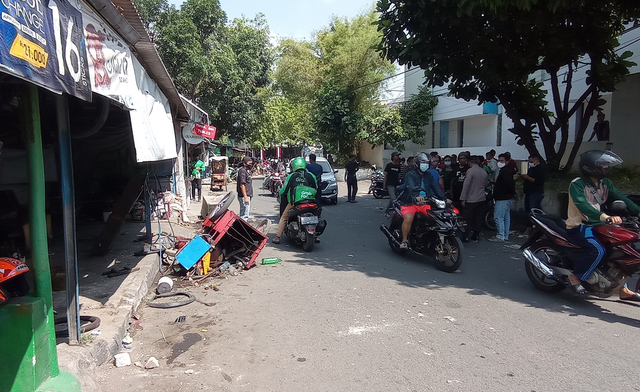 Situasi setelah peristiwa tawuran antarwarga di Jalan Kartini, Kota Cirebon, Selasa (10/8/2021). FOTO: Anatasya/CIREMAITODAY
