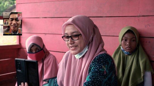 Maulida Yusuf, Pimpinan Taman Edukasi Anak Pemulung berkomunikasi dengan Irjen Wahyu Widada. 