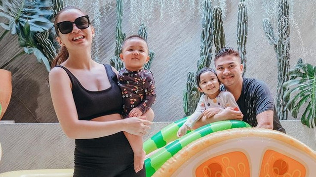 Chelsea Olivia dan Glenn Alinskie berenang bersama anak di rumah. Foto: Instagram/@chelseaoliviaa