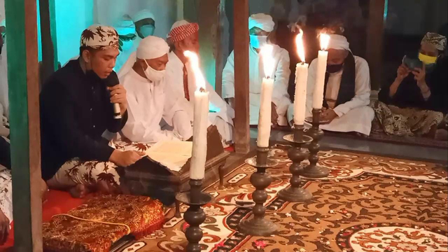 Beragam tradisi dilakukan untuk memperingati tahun baru islam 1 muharam atau 1 suro di Keraton Kanoman Cirebon Jawa Barat. Pada selasa malam (10/08/2021), dilakukan tradisi baca babad Cirebon. (Komara)