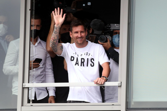 Lionel Messi melambaikan tangan saat tiba di Bandara Paris-Le Bourget, Paris, Prancis. Foto: Yves Herman/REUTERS