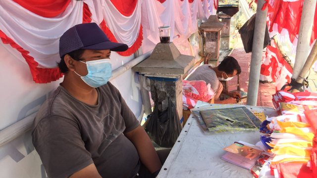 Penjual bendera di Jalan Juminahan, Kota Yogyakarta, Rabu (11/8). Foto: Arfiansyah Panji Purnandaru/kumparan