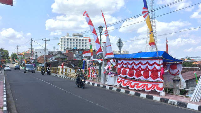 Penjual bendera di Jalan Juminahan, Kota Yogyakarta, Rabu (11/8). Foto: Arfiansyah Panji Purnandaru/kumparan
