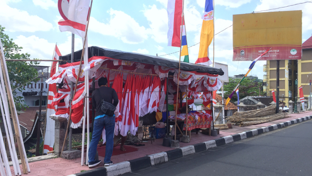 Penjual bendera di Jalan Juminahan, Kota Yogyakarta, Rabu (11/8). Foto: Arfiansyah Panji Purnandaru/kumparan