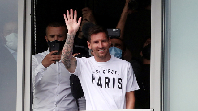 Lionel Messi tiba di Paris. Foto: REUTERS/Yves Herman