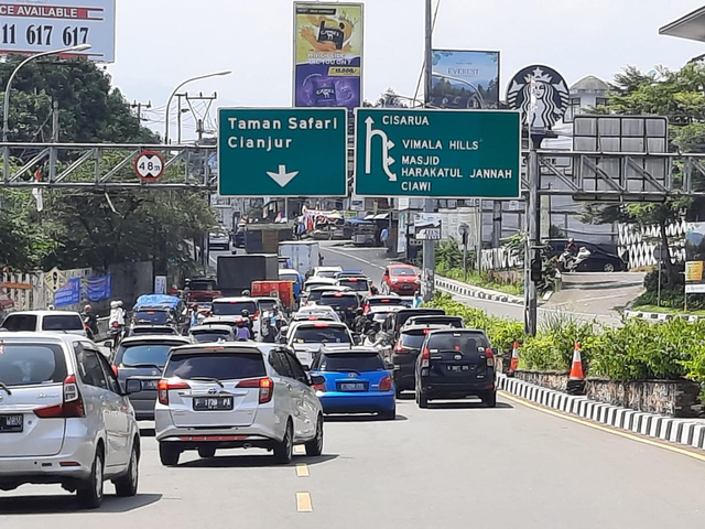 Pantauan keramaian di jalur puncak, di exit Gadog. Foto: Dok. Istimewa