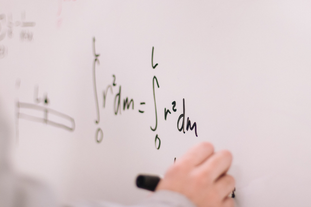 Ilmu Matematika. Foto: jeswinthomas/unsplash.com