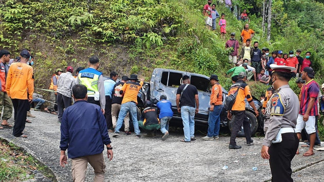 Relawan dan warga mengevakuasi mobil yang mengalami kecelakaan di Karanganyar. (FOTO: istimewa)