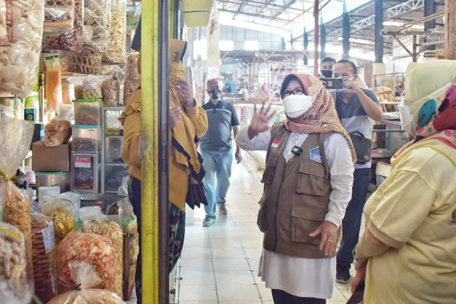 Bupati Tegal Umi Azizah memantau protokol kesehatan di Pasar Trayeman, Slawi. (Foto: Dok Humas Pemkab Tegal)