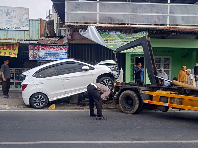 Proses evakuasi minibus tabrak tiang rambu dan Gerobak Siomay di Jalan Urip Sumoharjo, Bandar Lampung, Rabu (11/8) | Foto : Sidik Aryono/Lampung Geh