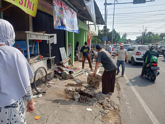 Diduga Salah Injak Pedal, Mobil di Bandar Lampung Tabrak Tiang dan Gerobak (1)