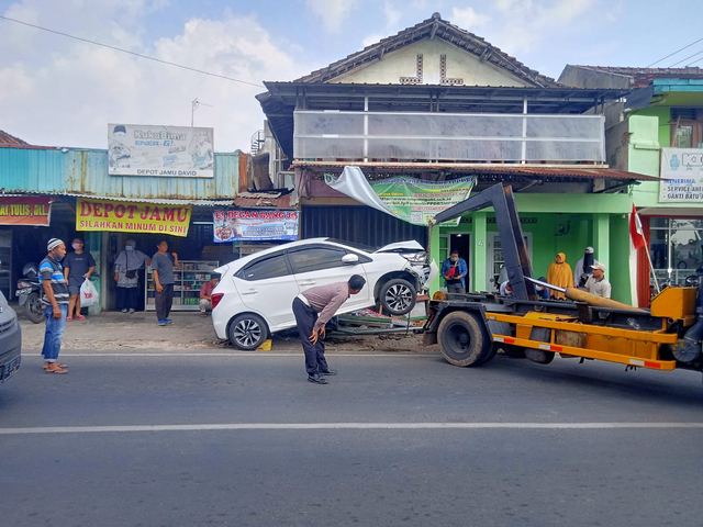 Diduga Salah Injak Pedal, Mobil Di Bandar Lampung Tabrak Tiang Dan ...