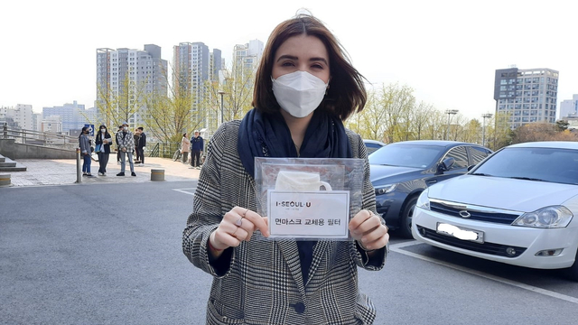 Pembagian masker gratis oleh pemerintah Seoul, Korea Selatan kepada mahasiswa baru. Foto: Khiththati/acehkini