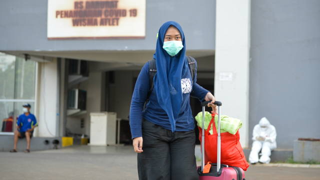 Pasien COVID-19 yang telah dinyatakan sembuh berjalan keluar Rumah Sakit Darurat COVID-19 (RSDC) Wisma Atlet, Kemayoran, Jakarta, Rabu (11/8/2021). Foto: M Risyal Hidayat/ANTARA FOTO