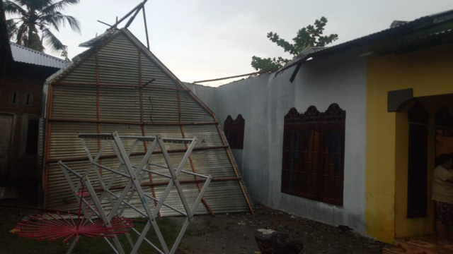 Rumah di Desa Sido Mulyo, Kecamatan Binjai, Kabupaten Langkat, Sumut, diterjang hujan angin disertai petir, Selasa (10/8). Foto: Dok. Istimewa