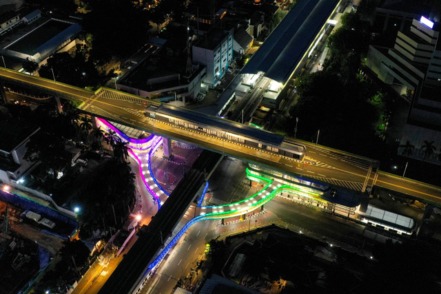 Foto udara jembatan layang (skybridge) penghubung Stasiun MRT Asean dan Halte Transjakarta CSW di Jakarta, Rabu (11/8).  Foto: Hafidz Mubarak A/ANTARA FOTO