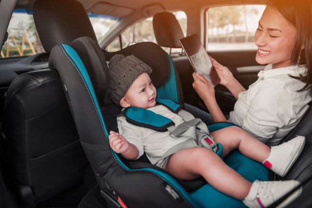 Bahaya Menyusui Bayi di Mobil (102817)
