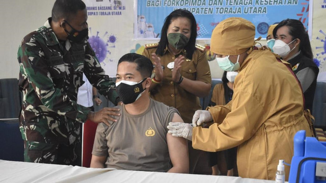 Kapolres Toraja Utara AKBP Yudha Wirajati saat vaksinasi COVID-19 dosis ketiga di Kabupaten Toraja Utara. Foto: Dok. Istimewa