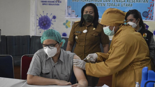 Di Toraja Utara Tak Hanya Nakes Dapat Vaksin Ketiga, Wabup dan Kapolres Juga (218004)
