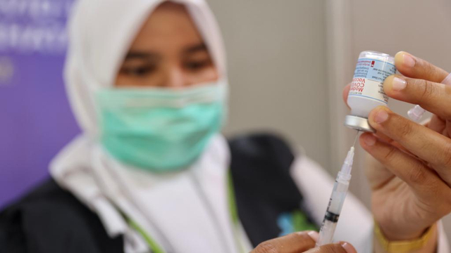 Vaksinator menyiapkan vaksin Corona. Foto: Suparta/acehkini