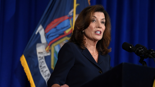 Gubernur New York Kathy Hochul berbicara dalam konferensi pers di New York State Capitol, di Albany, New York, AS, Rabu (11/8). Foto: Cindy Schultz/REUTERS