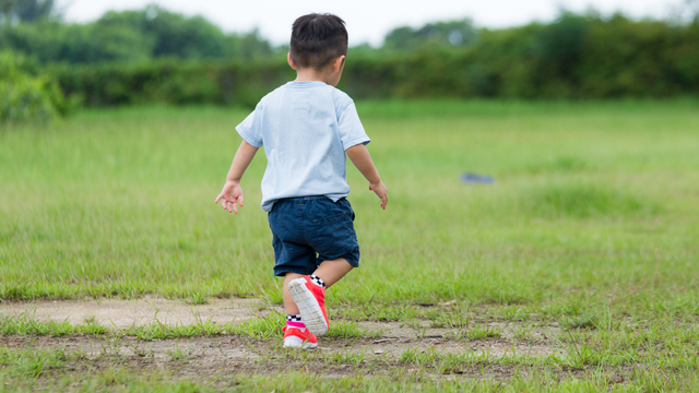 Ilustrasi anak berjalan mundur. Foto: Shutter Stock