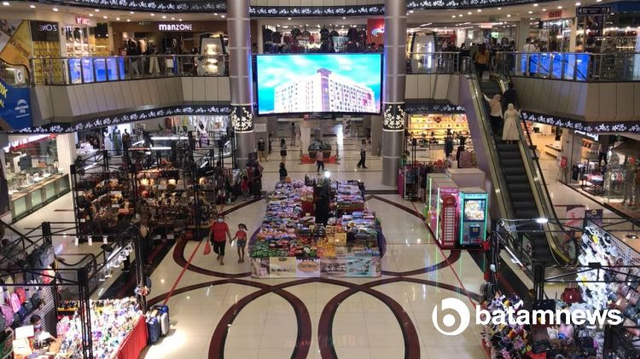 Suasana di Grand Batam Mall yang mulai didatangi pengunjung, Rabu (11/8/2021). (Foto: Yude/Batamnews)