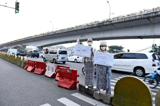 Potret-Potret Prewedding Lutfi Agizal, Pakai Baju Pengantin di Jalan Protes PPKM (1088)