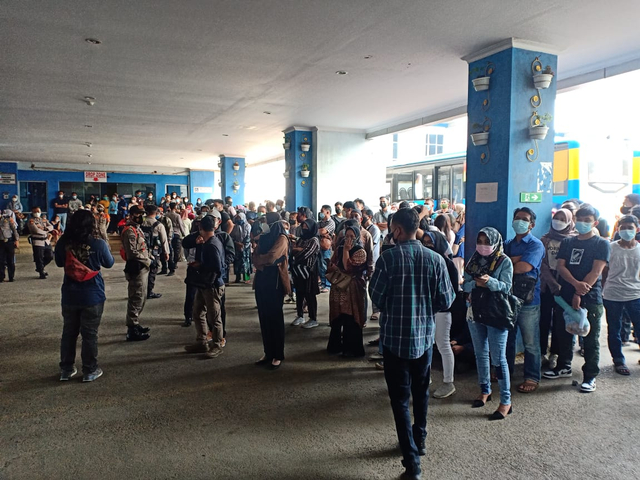 Polresta Bandar Lampung Bubarkan Kerumunan Vaksinasi di RSUD Abdul Moeloek (1)