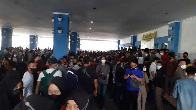 Polresta Bandar Lampung Bubarkan Kerumunan Vaksinasi di RSUD Abdul Moeloek (2)