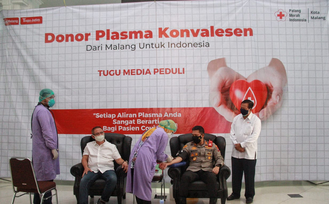 CEO PT Beton Indotama, Sim Putra Bradley, dan Kapolresta Malang Kota, AKBP Budi Hermanto, berdonor plasma konvalesen. Foto: Rubianto